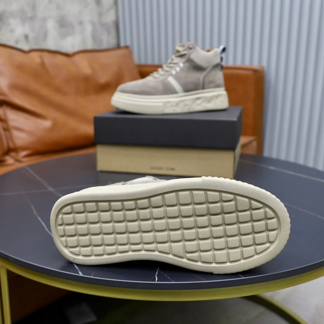 Ex-factory price: 620💰Thick wool imported from Australia Brand: UGG genuine purchase Size: 39-44 Grade: Official website 1:1 Material: First layer of genuine leather waterproof and antifreeze upper Real wool lining Original non-slip soft wear-resistant outsole Style category: Men's casual shoes Trendy style Comfortable on the feet Color: Official website color synchronization